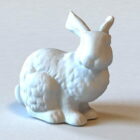 Wit konijnstandbeeld