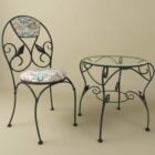 古典的な錬鉄のテーブルと椅子