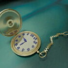 Reloj de bolsillo dorado vintage