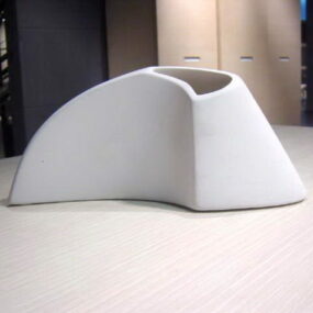 مزهرية طاولة فريدة من نوعها ذات شكل منحني نموذج ثلاثي الأبعاد