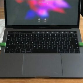 Model Macbook Pro 13 inci Stand 3d yang dapat dicetak