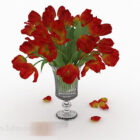 Skleněná váza s červenými květy
