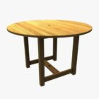 Runder Tisch aus Holz im Freien