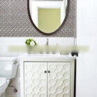 خزانة حمام مع مرآة بيضاوية
