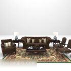 Sofá de madera marrón con alfombra vintage