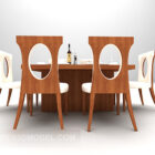 Runt träbord med stiliserade stolar