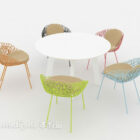 テーブルと椅子のプラスチック製の屋外用家具
