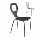 屋外のシンプルな金属製の椅子