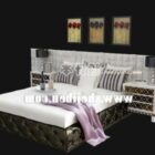 Элегантная кровать с росписью на задней стенке