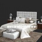 Manželská postel s hnědým kožešinovým kobercem
