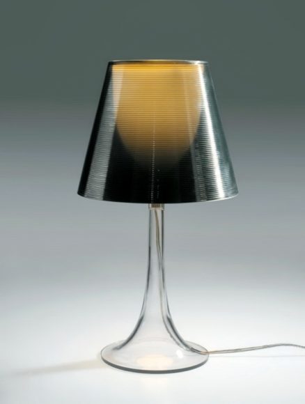Lampada da tavolo modernista in acrilico trasparente