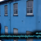 Blaues Hausgebäude mit Glasfenster
