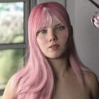 Eurooppalainen tyttöhahmo vaaleanpunaisilla hiuksilla