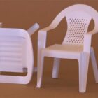 Pila de sillas de plástico