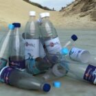 Pila di bottiglie di plastica per bevande